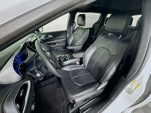 Used 2024 Chrysler Pacifica Touring-L w/ S Appearance Package image 21