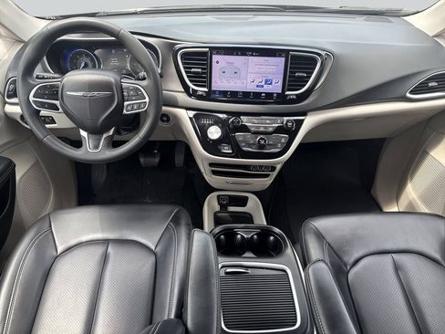 Used 2024 Chrysler Pacifica Touring-L FWD image 10