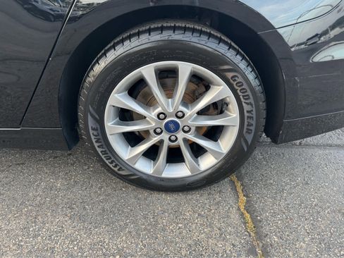 Used 2017 Ford Fusion SE w/ Fusion SE Technology Package image 9