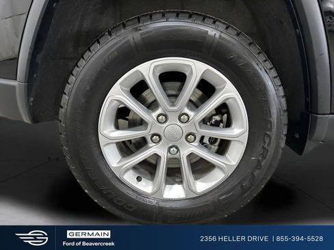 Used 2022 Jeep Grand Cherokee Laredo X AWD/4WD image 25