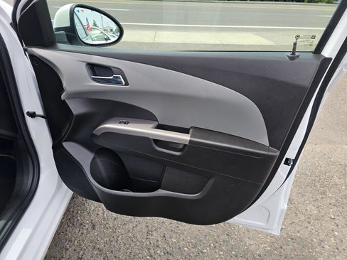 Used 2019 Chevrolet Sonic Premier FWD image 10