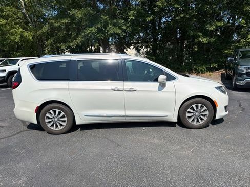 Used 2020 Chrysler Pacifica Touring-L Plus FWD image 2
