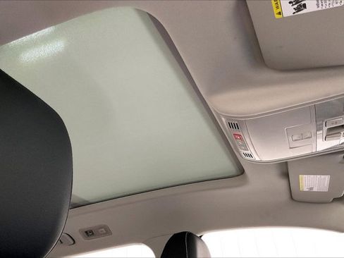 Used 2024 Volkswagen Taos SE image 22