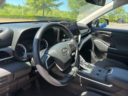 Used 2024 Toyota Highlander LE FWD image 9