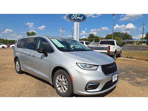 Used 2024 Chrysler Pacifica Touring-L FWD image 8