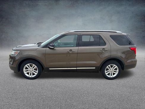 Used 2016 Ford Explorer XLT w/ Equipment Group 202A FWD image 2