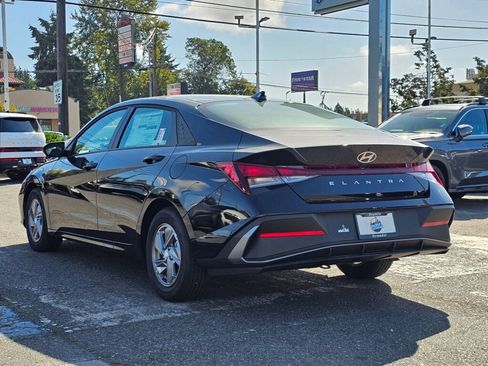 Used 2025 Hyundai Elantra SE image 5