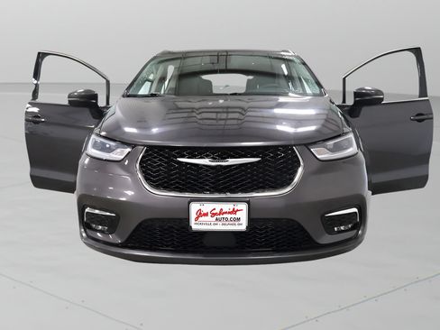 Used 2023 Chrysler Pacifica Touring-L FWD image 3