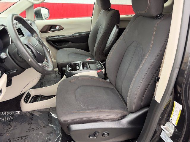 Used 2017 Chrysler Pacifica Touring Plus w/ Tire & Wheel Group FWD image 38
