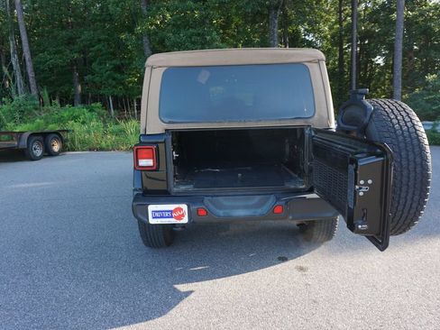 Used 2022 Jeep Wrangler Unlimited Sahara w/ Cold Weather Group AWD/4WD image 14