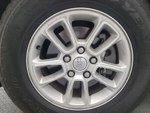 Used 2018 Jeep Grand Cherokee Laredo RWD image 31