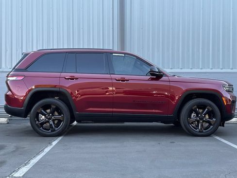 Used 2024 Jeep Grand Cherokee Altitude AWD/4WD image 3