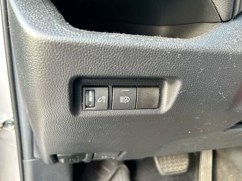 Used 2021 Toyota RAV4 LE FWD image 13