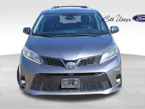 Used 2019 Toyota Sienna SE image 2