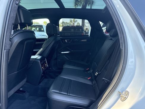 Used 2022 Porsche Cayenne Turbo AWD/4WD image 42