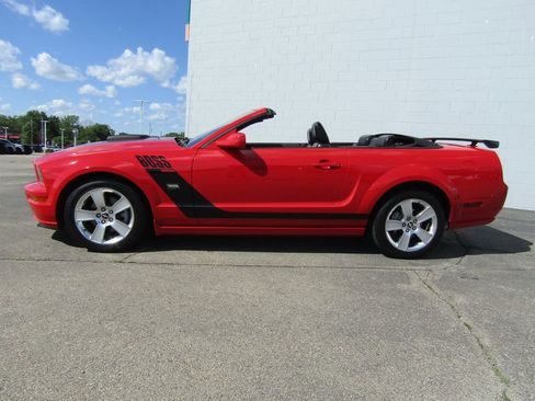 Used 2006 Ford Mustang GT RWD image 2