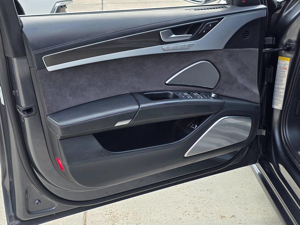 Used 2015 Audi S8 AWD/4WD image 28