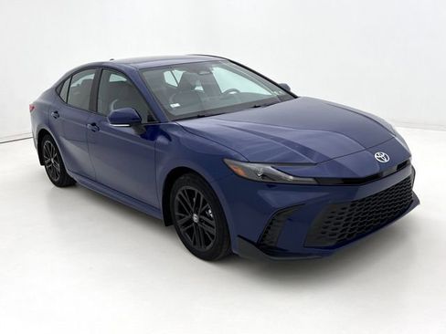 Used 2025 Toyota Camry SE AWD/4WD image 2