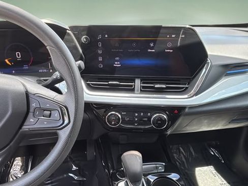 Used 2025 Chevrolet Trax LT FWD image 11