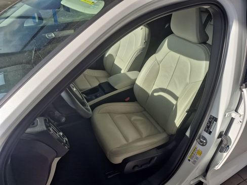 Used 2022 Volvo XC40 T5 Momentum AWD/4WD image 16
