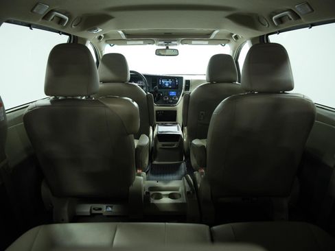 Used 2017 Toyota Sienna XLE image 14