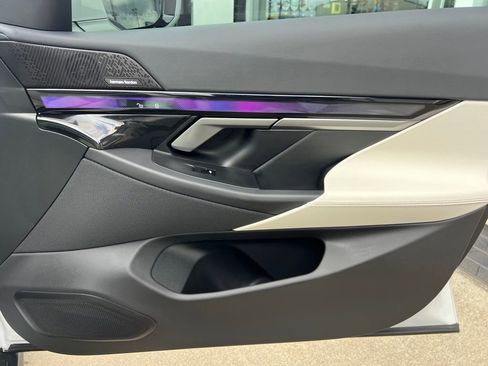 Used 2024 BMW i5 eDrive40i w/ Convenience Package image 32