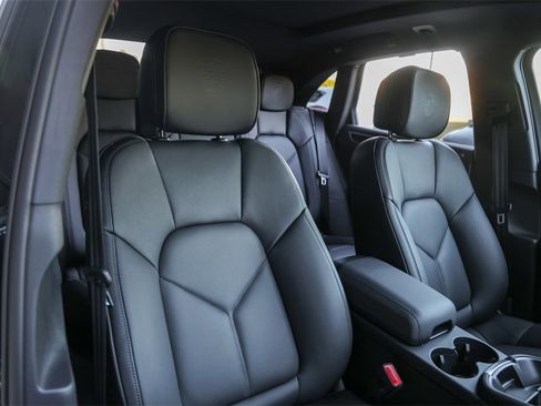 Certified 2025 Porsche Macan image 30