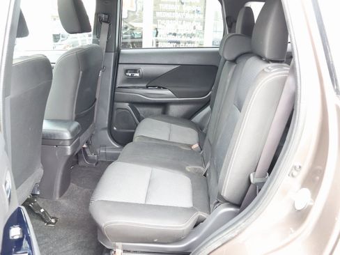 Used 2018 Mitsubishi Outlander ES image 25