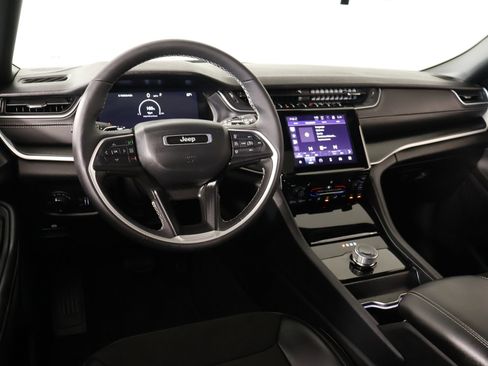 Used 2025 Jeep Grand Cherokee 4WD image 2
