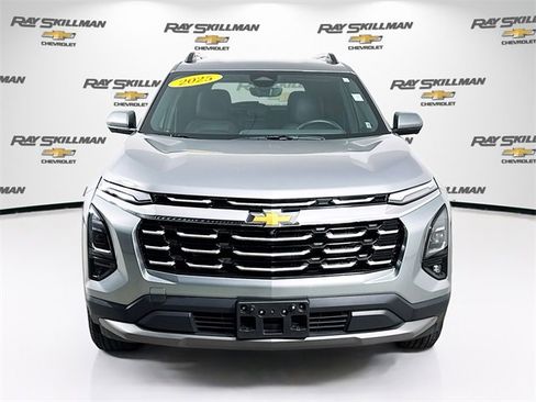 Used 2025 Chevrolet Equinox LT w/ Convenience Package II image 2