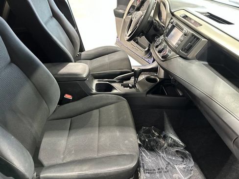 Used 2015 Toyota RAV4 LE w/ Four Season Floor Mat Package AWD/4WD image 17