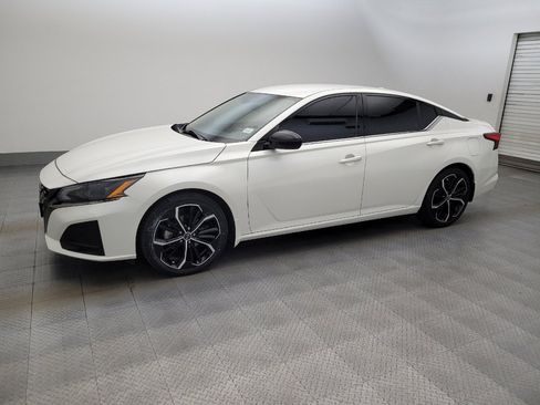 Used 2023 Nissan Altima 2.5 SR FWD image 2