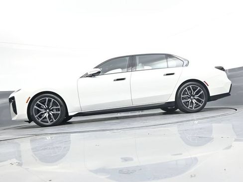 Used 2024 BMW 740i xDrive AWD/4WD image 34