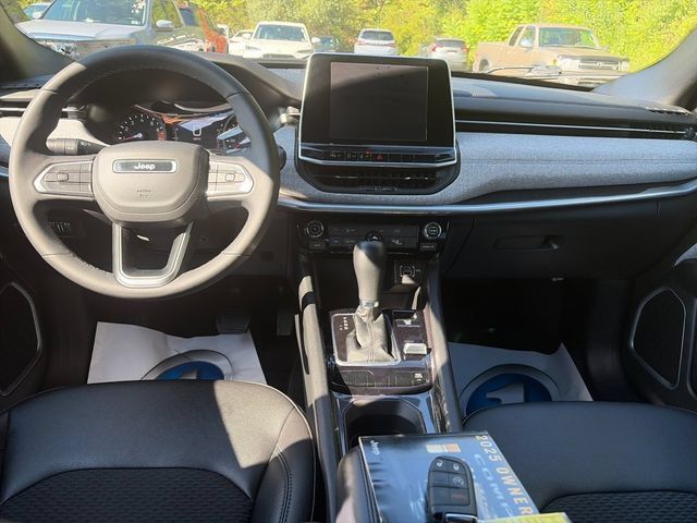Used 2025 Jeep Compass Latitude AWD/4WD image 16
