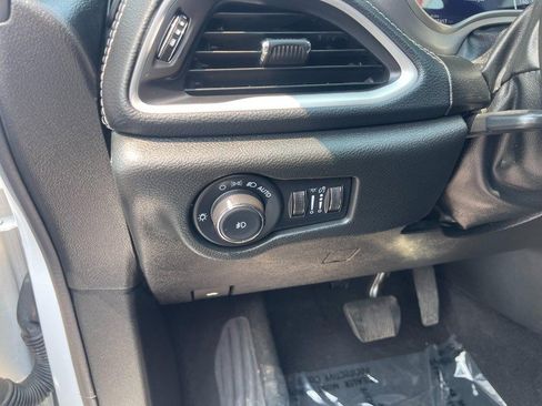 Used 2023 Chrysler Pacifica Touring-L w/ S Appearance Package FWD image 19