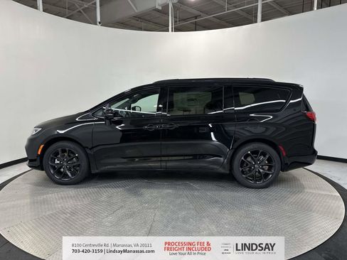 New 2026 Chrysler Pacifica Select w/ S Appearance Package image 5