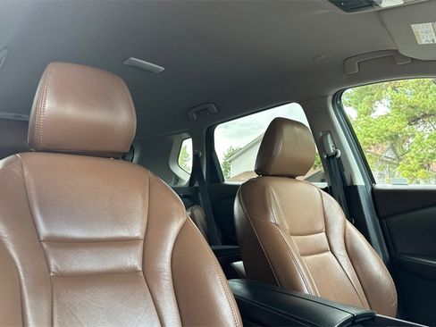 Used 2022 Nissan Rogue SV image 19