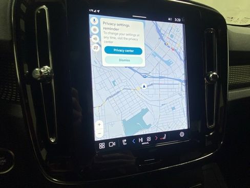 Used 2025 Volvo XC40 B5 Plus image 18