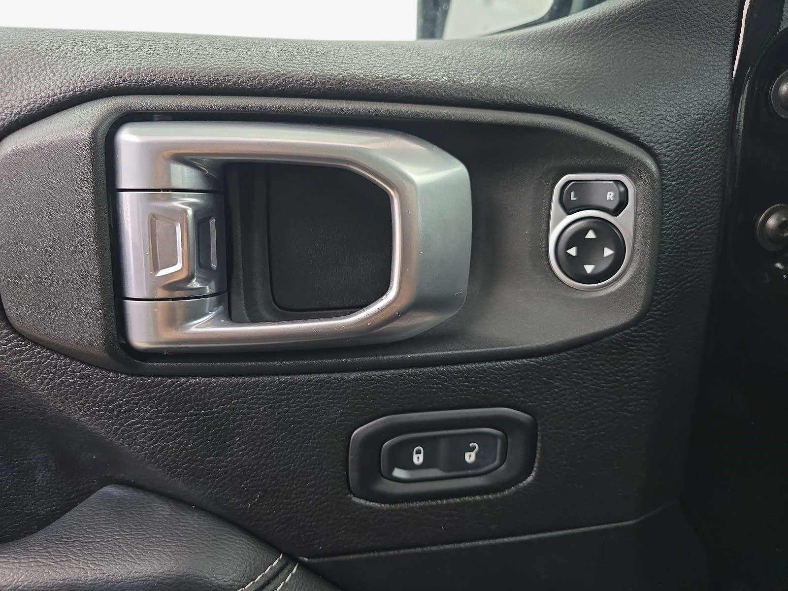 Used 2019 Jeep Wrangler Unlimited Sahara AWD/4WD image 23