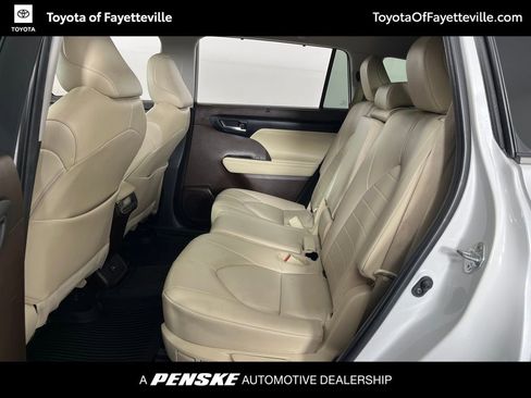 Used 2022 Toyota Highlander XLE FWD image 25