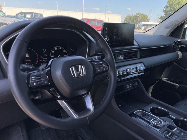 Used 2025 Honda Pilot Touring image 11