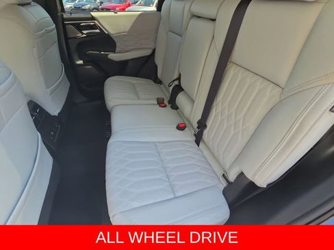 Used 2025 Mitsubishi Outlander AWD image 15