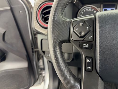 Used 2020 Toyota Tacoma SR5 AWD/4WD image 18