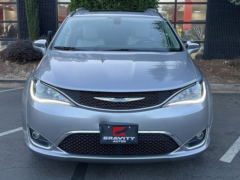 Used 2017 Chrysler Pacifica Limited w/ Tire & Wheel Group image 3