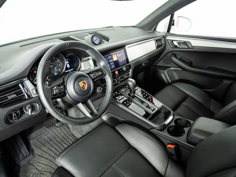 Certified 2026 Porsche Macan AWD/4WD image 4