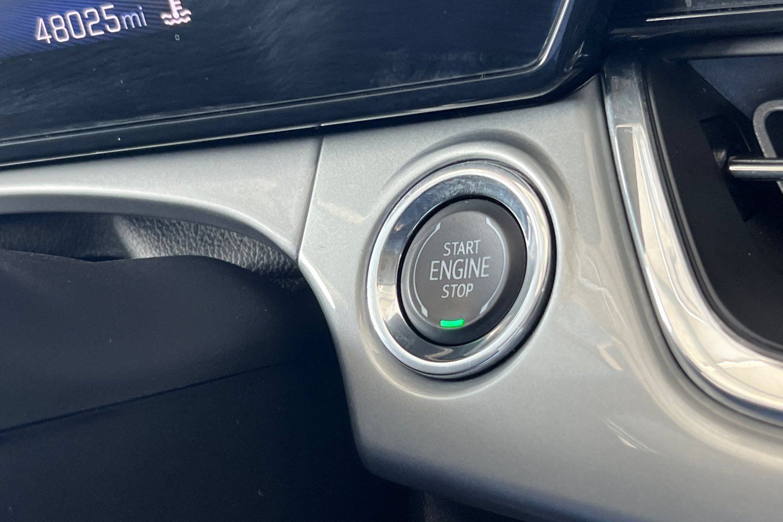 Used 2025 Chevrolet Trax LT FWD image 31