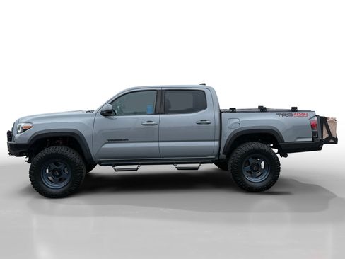 Used 2021 Toyota Tacoma TRD Off-Road image 2