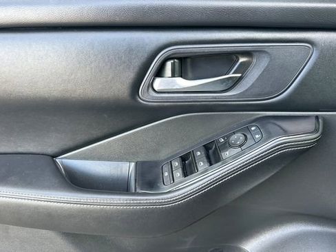 Used 2024 Nissan Rogue SV image 11