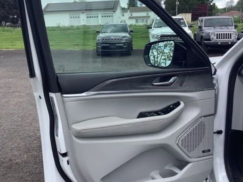 Certified 2023 Jeep Grand Cherokee Overland w/ Luxury Tech Group IV AWD/4WD image 17