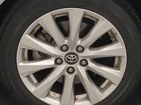 Used 2018 Toyota Camry LE FWD image 31